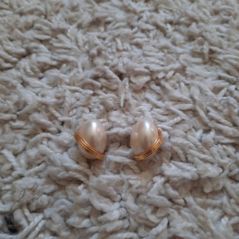 Vintage Gold tone and pearl earrings.